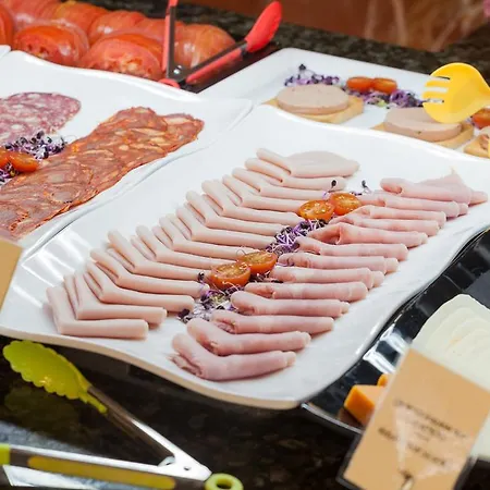 Isabel טורמולינוס